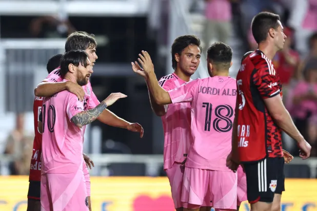 ميسي يحتفل بفوز إنتر ميامي (أ.ف.ب)