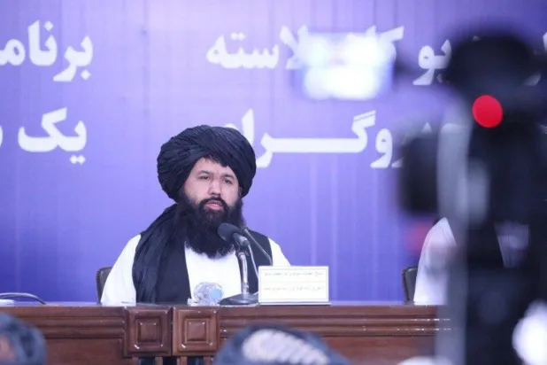وزير التعليم العالي في حكومة «طالبان» ندى محمد نديم خلال مؤتمر صحافي بكابل (متداولة)