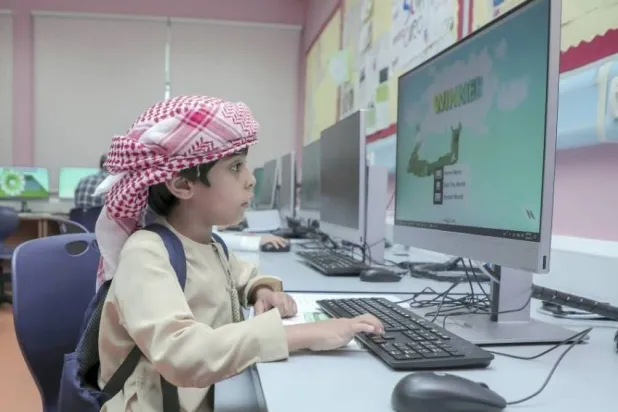 طالب في إحدى المدارس الإماراتية (الشرق الأوسط)