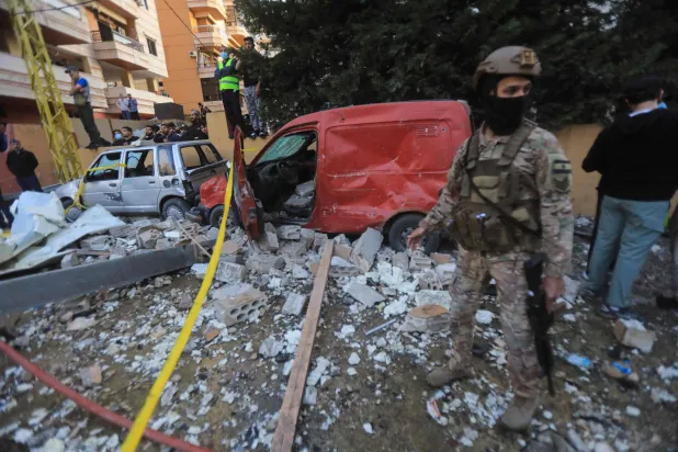 جندي في الجيش اللبناني في موقع استهداف اسرائيلي للضاحية الجنوبية لبيروت الأسبوع الماضي (أ.ف.ب)