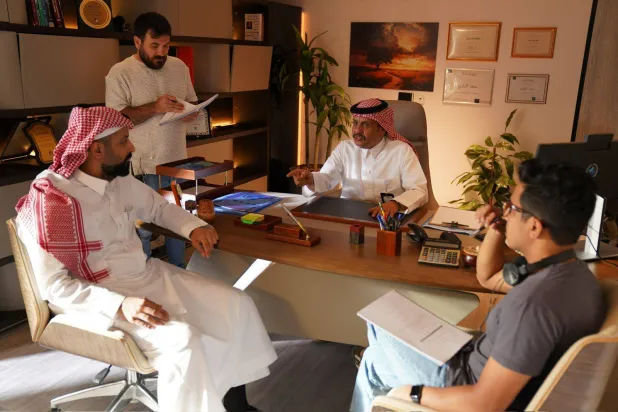 الهليل خلال التحضير لمشهد في المسلسل (الشرق الأوسط)