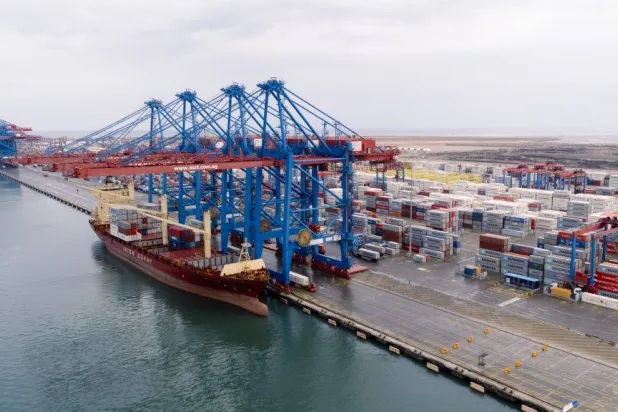 سفينة راسية في ميناء شرق بورسعيد تنتظر تحميل الحاويات (الموقع الإلكتروني لقناة السويس)