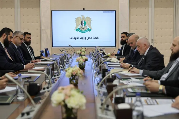 اجتماع الرئيس السوري أحمد الشرع مع وزير الأوقاف محمد أبو الخير شكري ووفد من الوزارة (سانا)