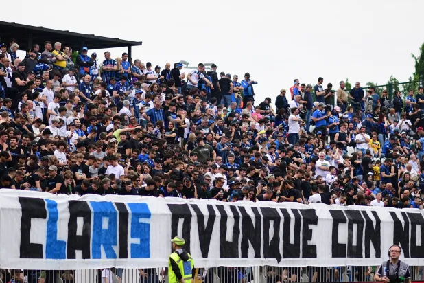 أحد مشجعي أتلانتا لقي حتفه طعناً خلال اشتباكات مع مشجعي إنتر ميلان (رويترز)