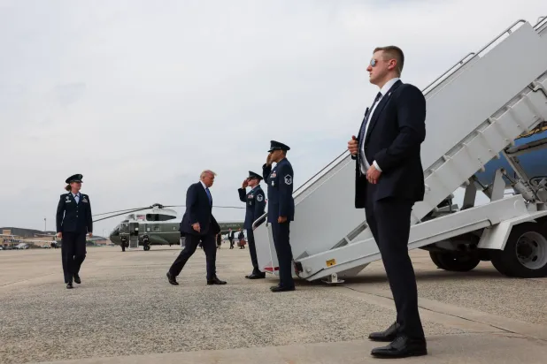 ترمب يستقل طائرة «إير فورس وان» المتجهة إلى ألاباما بعد هبوطه بطائرة «مارين وان» في قاعدة أندروز المشتركة بولاية ماريلاند الخميس الماضي (رويترز)