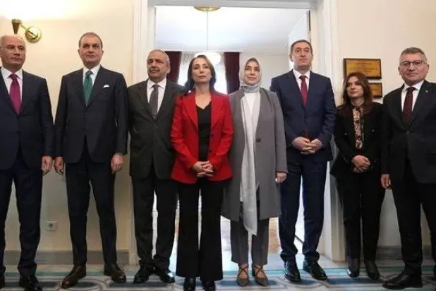 الرئيسان المشاركان لحزب الديمقراطية والمساواة للشعوب تونجر باكيرهان وتولاي حاتم أوغللاري خلال لقاء مسؤولي حزب العدالة والتنمية في أنقرة الاثنين (موقع الحزب)