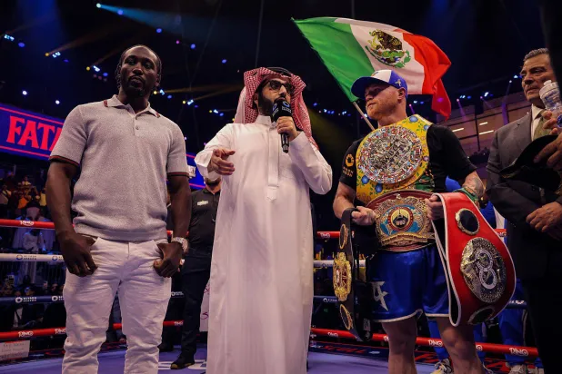 ألفاريز في مواجهة مع كراوفورد وبينهما المستشار تركي آل الشيخ (الشرق الأوسط)