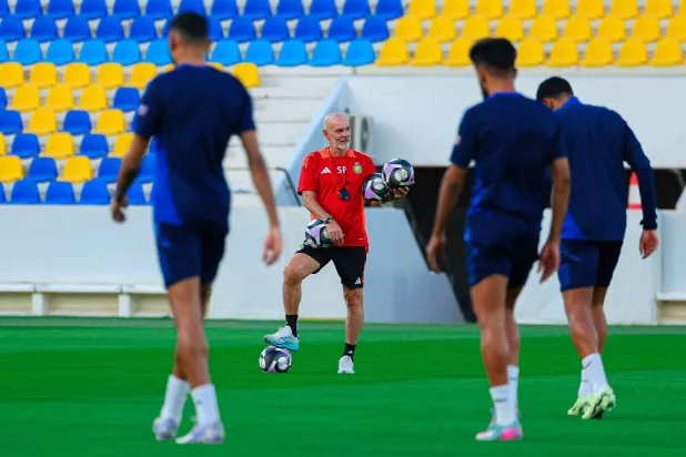 بيولي خلال قيادته تدريبات النصر (نادي النصر)