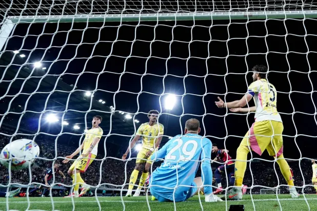 لحظة ولوج الهدف الأول في شباك يوفنتوس (رويترز)
