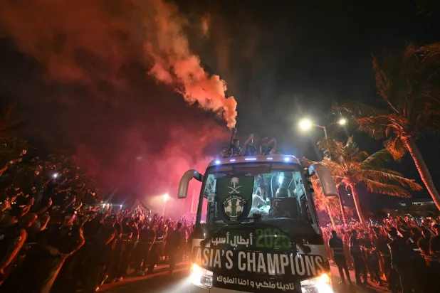 حافلة الأهلي خلال المسيرة على كورنيش جدة (تصوير: علي خمج)