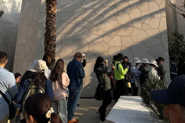 أمام الجناح السعودي (الشرق الأوسط)