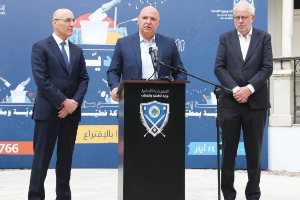 
عون متحدثاً بعد تفقده غرفة العمليات المركزية بوزارة الداخلية ومعه وزيرَا الداخلية والعدل (أ.ف.ب)