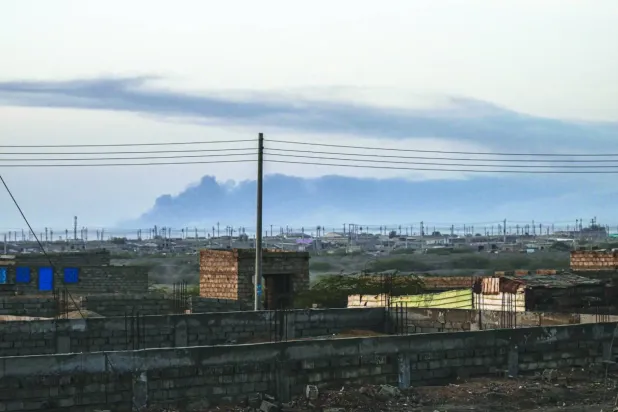 HDK'nın dün kentteki bir hava üssünü hedef almasının ardından Port Sudan Havaalanı yakınlarında yükselen dumanlar (AFP)
