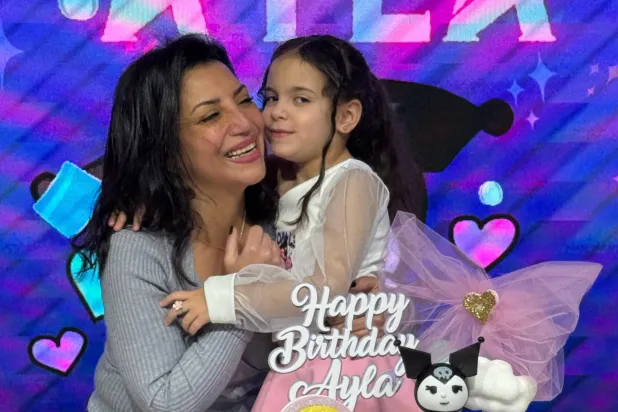 فدى حيدر أبو عاصي (56 عاماً) وابنتُها آيلا (6 سنوات) (صور أبو عاصي)