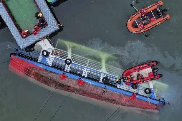 Bu olay, Hunan eyaletinde bir feribotun hidrokarbon kalıntılarını temizleyen bir gemiye çarpması sonucu 11 kişinin hayatını kaybetmesinden yaklaşık iki ay sonra meydana geldi (A.P.).