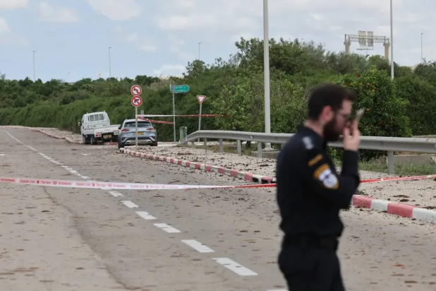 İsrail polisi, Yemen'den atılan bir balistik füzenin Tel Aviv’deki Ben Gurion Havaalanı'nda yol açtığı hasarı inceliyor. (EPA)
