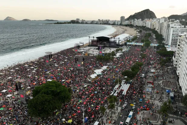 صورة من الجو تُظهر حشد معجبي المغنية ليدي غاغا قبل حفل في ريو دي جانيرو بالبرازيل (رويترز)