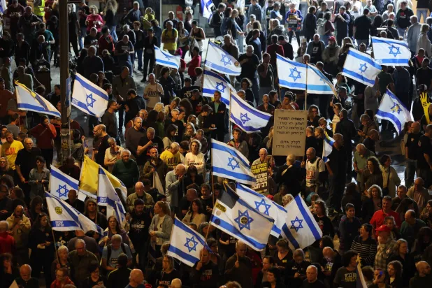 عائلات الرهائن الإسرائيليين المحتجزين لدى «حماس» يشاركون في احتجاج يطالب بإتمام صفقة تبادل الأسرى بين إسرائيل والحركة خارج مقر كرياه العسكري بتل أبيب 3 مايو 2025 (إ.ب.أ)