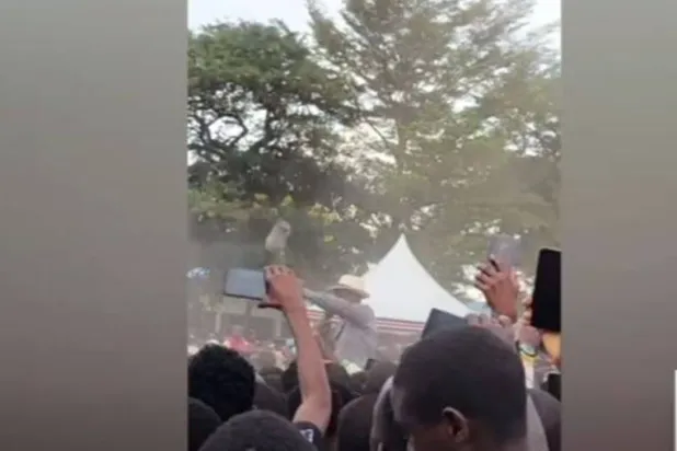 لحظة إلقاء الحذاء على الرئيس الكيني كما ظهرت في مقاطع الفيديو (وسائل إعلام محلية)