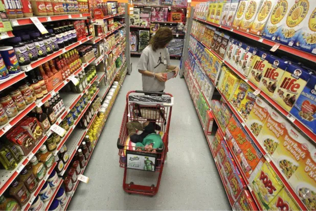 سيدة تتسوق في أحد متاجر ولاية تكساس الأميركية (أرشيفية - أ.ب)