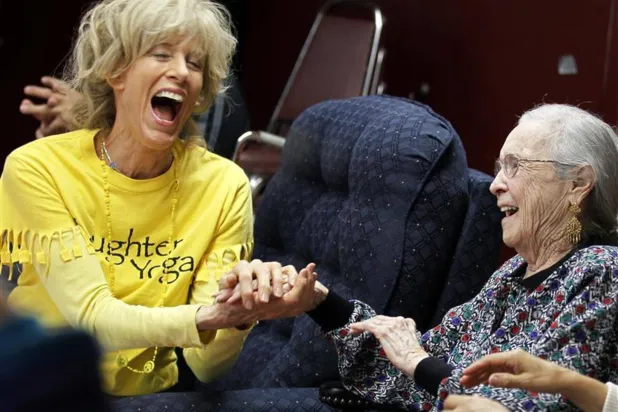 أكد خبراء علم النفس أن النميمة قد تُفيد صحتنا النفسية (رويترز)