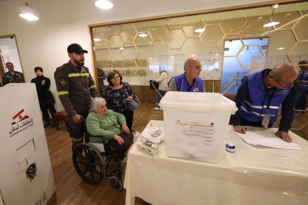 ناخبة لبنانية تصل إلى مركز الاقتراع للإدلاء بصوتها (أ.ف.ب)
