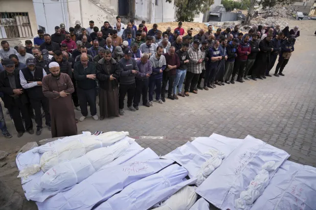 مشيّعون يؤدون صلاة الجنازة على ضحايا غارات إسرائيلية اليوم في غزة (أ.ب)