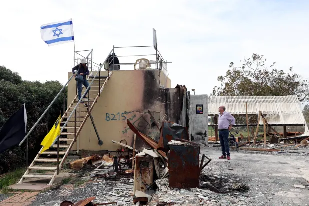 إسرائيليون يتفقدون في مارس 2023 بيتاً في مستوطنة نير عوز التي هاجمتها «حماس» في 7 أكتوبر 2023 (إ.ب.أ)