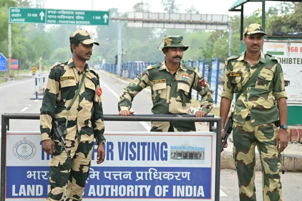 حراس حدود هنود قرب معبر واغا الحدودي مع باكستان الاثنين (أ.ف.ب)