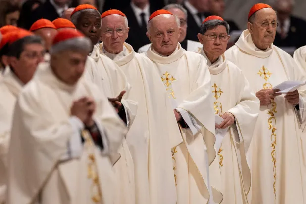 كرادلة خلال قداس في اليوم التاسع من الحداد على البابا فرنسيس بكنيسة القديس بطرس في الفاتيكان 4 مايو 2025 (رويترز)