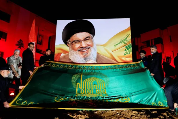 Hizbullah destekçileri, geçtiğimiz kasım ayında eski Hizbullah lideri Hasan Nasrallah'ın öldürüldüğü yerde toplandı (Reuters)
