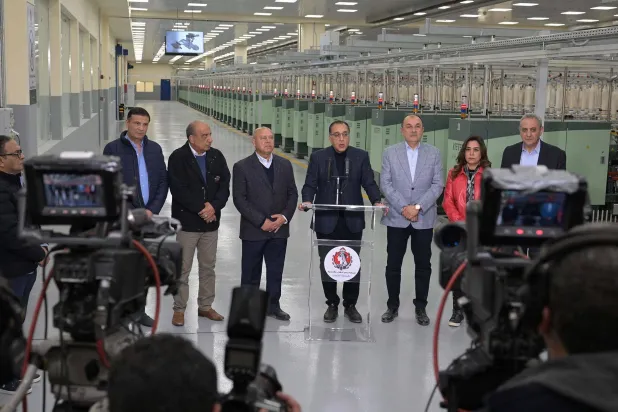 رئيس الوزراء المصري مصطفى مدبولي بصحبة عدد من الوزراء خلال تفقده مصنع الغزل والنسيج في المحلة (مجلس الوزراء)