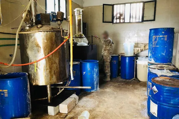 جندي لبناني في مصنع للكبتاغون تم تفكيكه قرب الحدود مع سوريا (مديرية التوجيه)