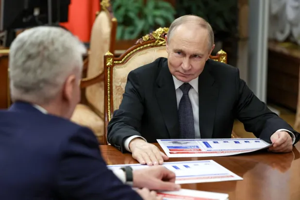 الرئيس الروسي فلاديمير بوتن خلال اجتماعه مع عمدة موسكو سيرغي سوبيانين في الكرملين الاثنين (أ.ف.ب)