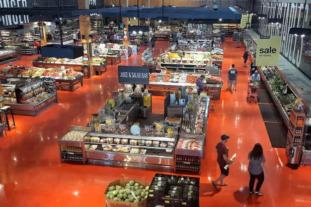 أشخاص يتسوقون في سوبرماركت بأوتاوا (رويترز)