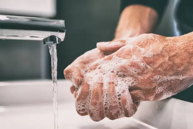 تحتفل منظمة الصحّة العالمية في الخامس من مايو 2025 بـ«اليوم العالمي لنظافة اليدين» (رويترز)