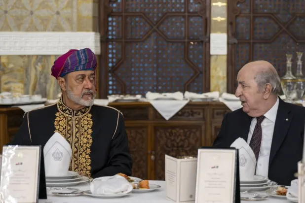 السُّلطان هيثم بن طارق سلطان عُمان يحضر مأدبة عشاء أقامها على شرفه الرئيس عبد المجيد تبون رئيسُ الجزائر بمناسبة زيارته الرسمية للجزائر (العمانية)