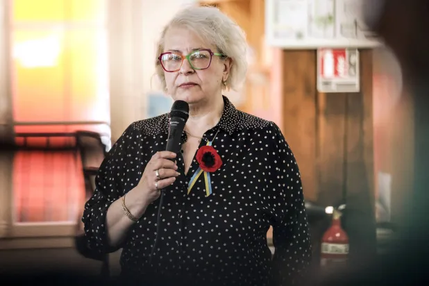 الصحافية الروسية يكاتيرينا برباش تتحدث خلال مؤتمر صحافي في مقر منظمة «مراسلون بلا حدود» في باريس 5 مايو 2025 (إ.ب.أ)