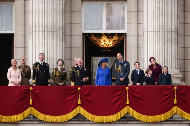 العائلة الملكية تحتفل مع البريطانيين بالذكرى الثمانين ليوم النصر من شرفة قصر باكنغهام (أ.ف.ب)