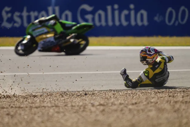 السباق تم إيقافه على الفور بعد الحادث المتسلسل عند مخرج المنعطف الأول (أ.ب)