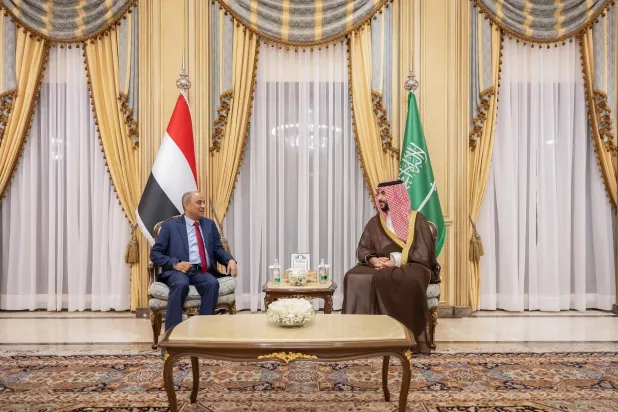 الأمير خالد بن سلمان لدى لقائه سالم بن بريك في الرياض الاثنين (وزارة الدفاع السعودية)