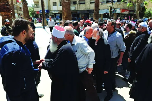 
جانب من استقبال المفرج عنهم ممن أوقفتهم السلطات خلال الأحداث الدامية (سانا)