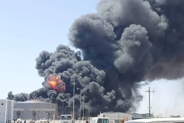  Port Sudan havaalanındaki yakıt tankları, bir drone saldırısı sonucu alev aldı (Reuters)