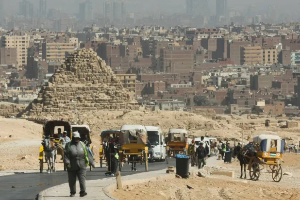 مصريون وسياح يزورون الأهرامات في الجيزة على مشارف القاهرة (رويترز) 