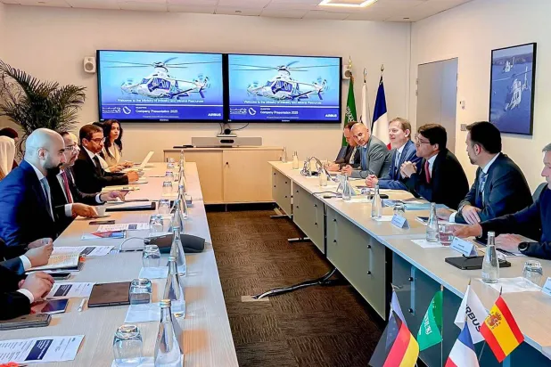 وزير الصناعة السعودي يجتمع مع الرئيس التنفيذي لـ«إيرباص هيليكوبترز» في فرنسا (وزارة الصناعة) 