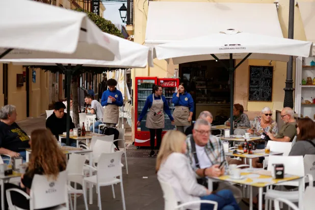 مقهى بوسط مدينة روندا - إسبانيا (رويترز)