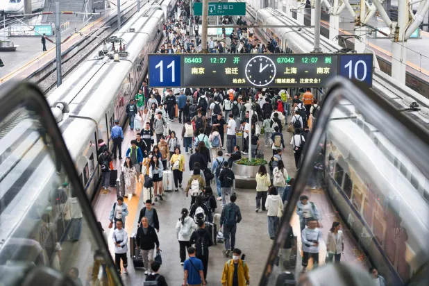 ازدحام في محطة نانجينغ للقطارات شرق الصين خلال موسم العطلات (أ.ف.ب)