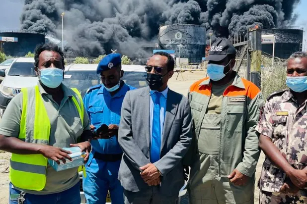 وزير الإعلام السوداني خالد الأعيسر يتفقد مستودعات الوقود في بورتسودان بعد استهدافها صباح الثلاثاء (حساب الوزير على إكس)