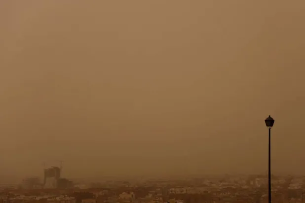 طلبت السلطات من السكان عدم الخروج ووضع الكمامة في حال أي تنقل ضروري (أرشيفية - رويترز)