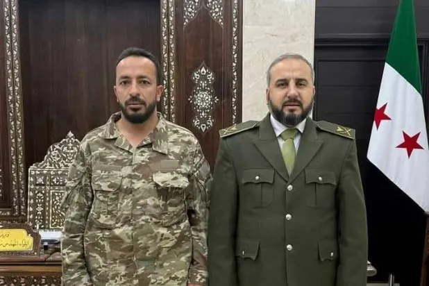 أبو حاتم شقرا مع وزير الدفاع السوري مرهف أبو قصرة (فيسبوك)